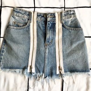 ✨LF Carmar Light Wash Front Zip Denim Skirt✨